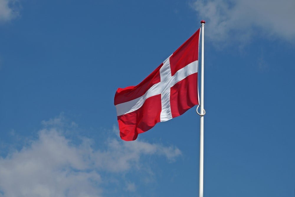 Dansk flag i flagstang