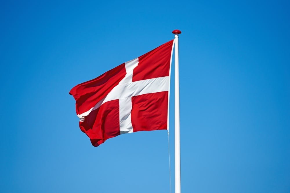 Flagstang med dansk flag